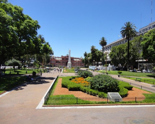 Mujer caminando por una calle de Buenos Aires de manera relajada