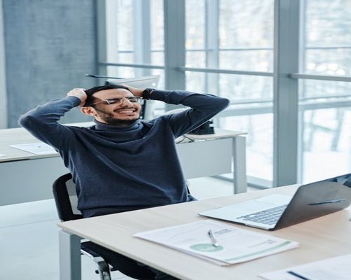 Persona estirando suavemente el cuello en su entorno de trabajo